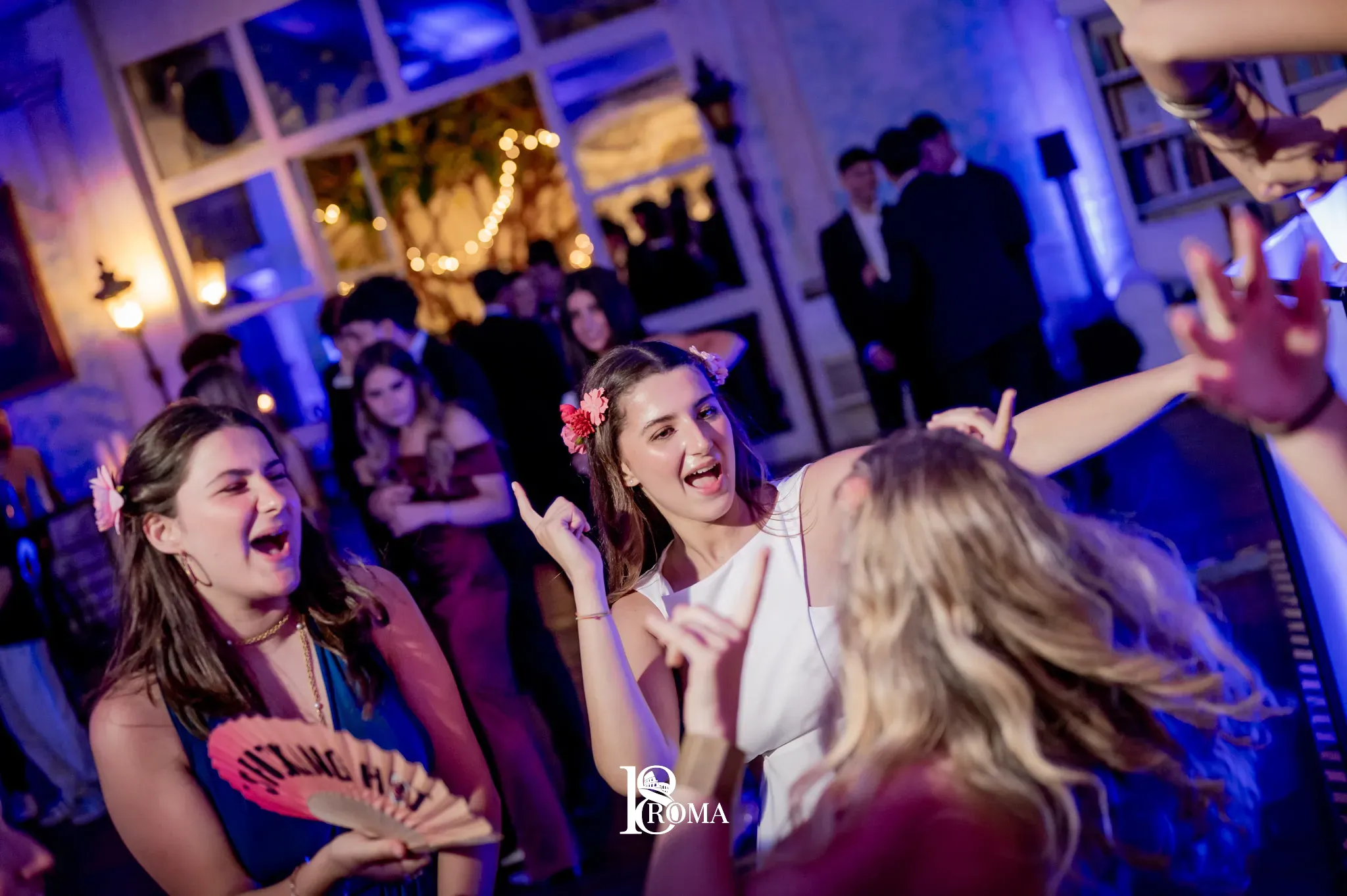 Amici che ballano e ridono durante una festa