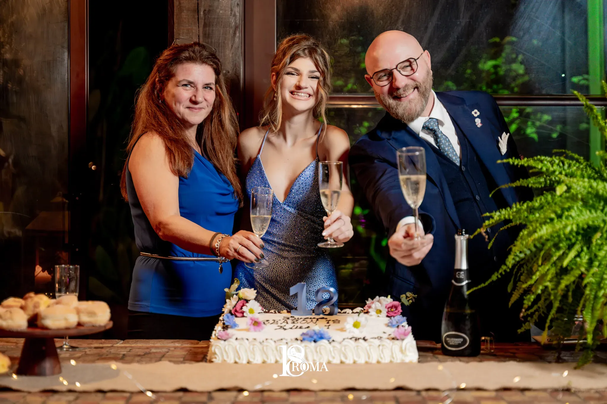 Famiglia che brinda davanti alla torta della festa