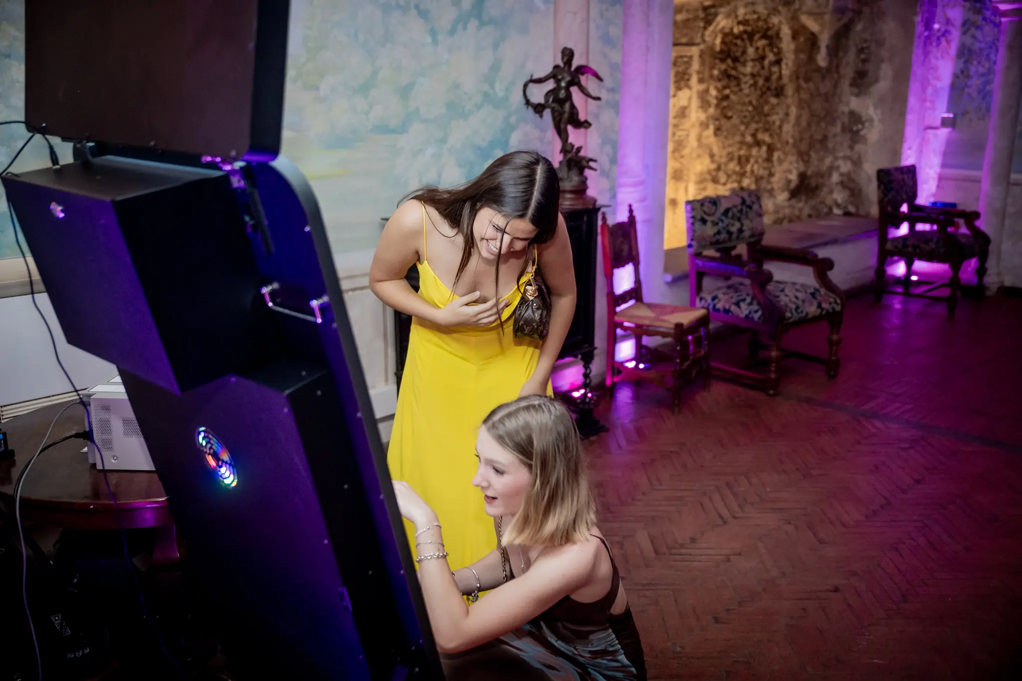 Ospiti che si divertono davanti al photobooth durante una festa a Formia